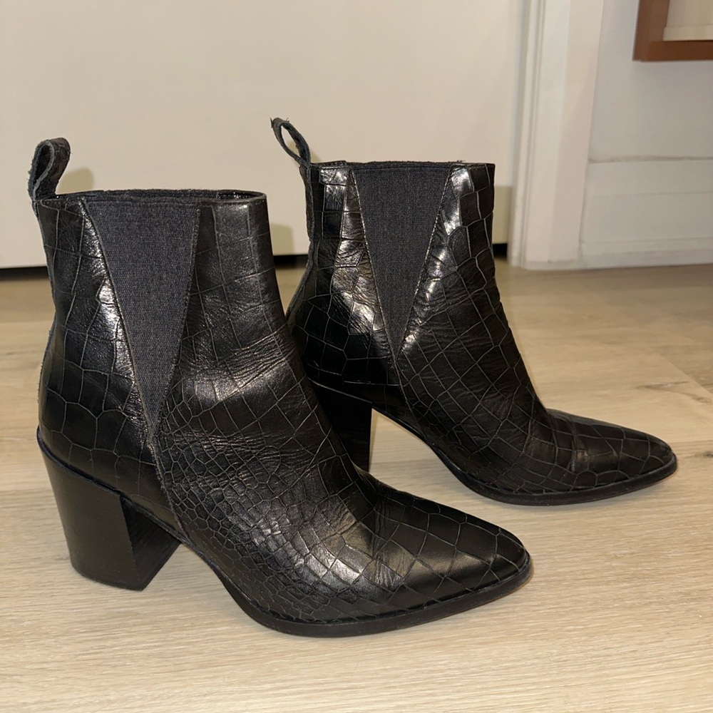 Vero Cuoio Black Croc-Patterned Ankle Booties